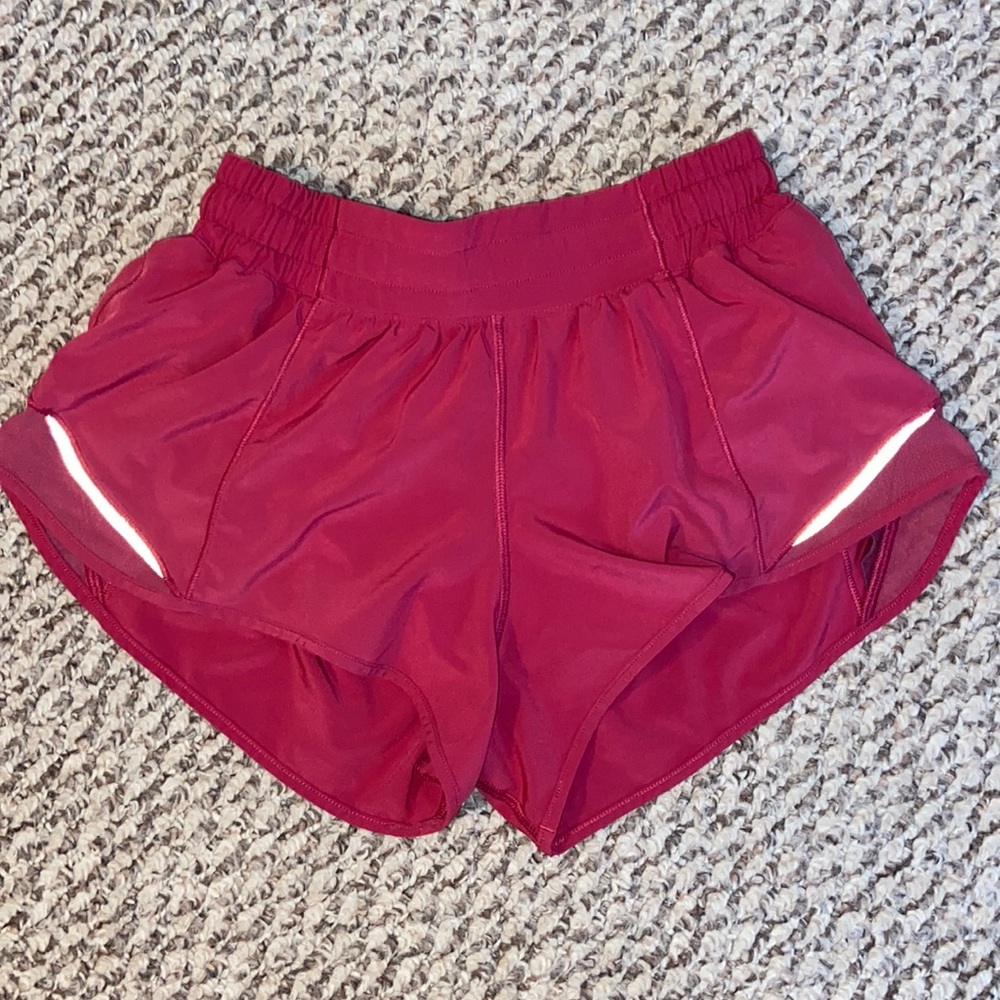 lululemon hotty hot shorts size 4 LR 2.5”